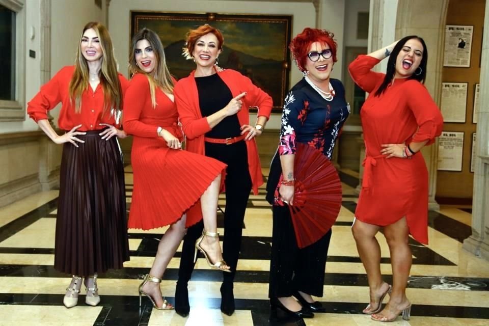 Adriana Díaz (izq. a der.), Lorena Cortinas, Elsa Verónica, Silvia Ibarra y Velia Treviño (Pablo Morton) arrancan mañana temporada con el espectáculo 'Más Cabritas que Bonitas' en Teatro Nena Delgado.