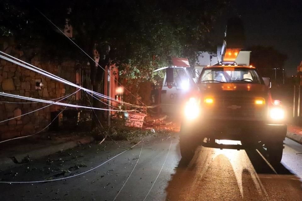 En la calle Marsella, sector Oriente, de la Colonia San Patricio, residentes señalaron que las malas condiciones de los postes ya habían sido reportadas a la CFE.