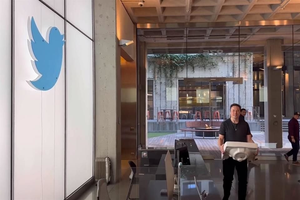 Elon Musk visitó las oficinas de Twitter en San Francisco, California.