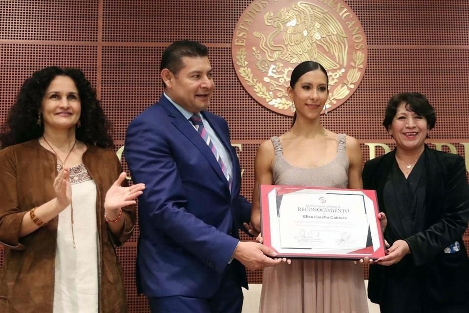 Susana Harp, Alejandro Armenta y Delfina Gómez, flanquean a la bailarina Elisa Carrillo.