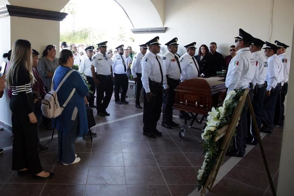 En punto de las 17:30 horas, elementos de Tránsito realizaron una guardia de honor en la Plaza principal, ubicada en la cabecera del municipio.