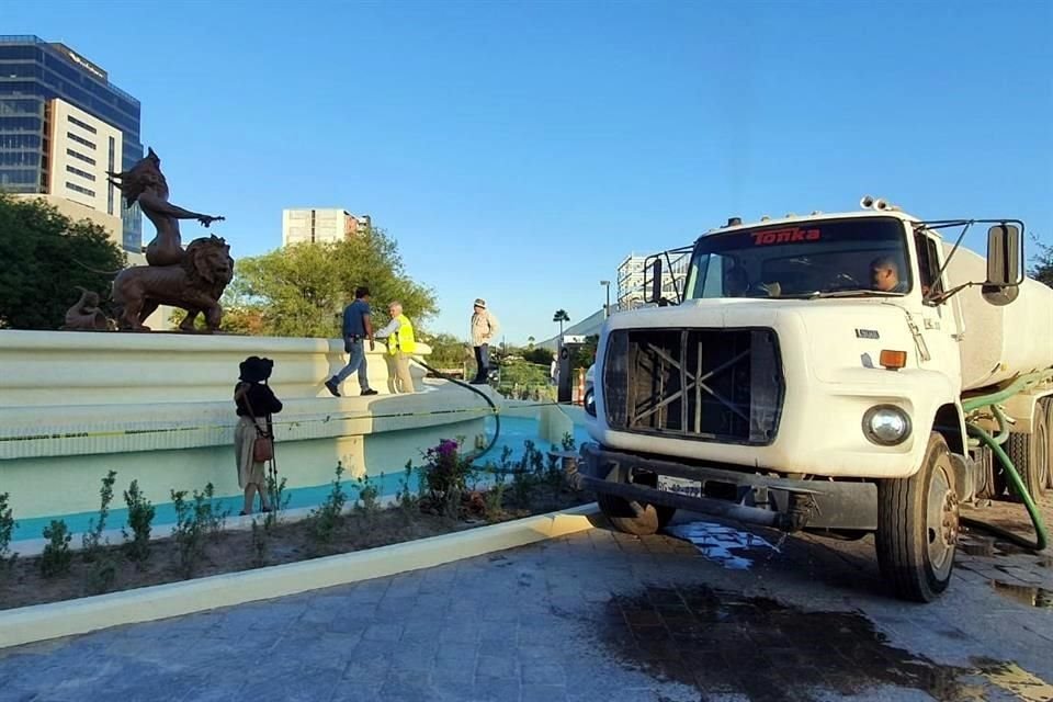 La fuente fue rellenada con agua no potable.