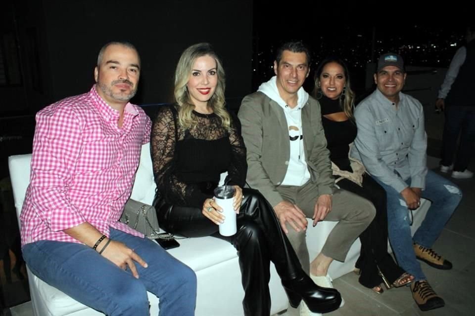 Mauricio Morales, Daniela Dávila de Morales, Daniel Treviño, Crystal Gómez y Jorge Garza