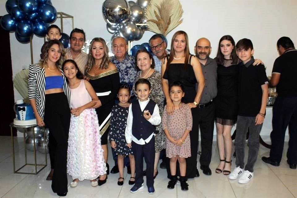 Roberto González y su familia