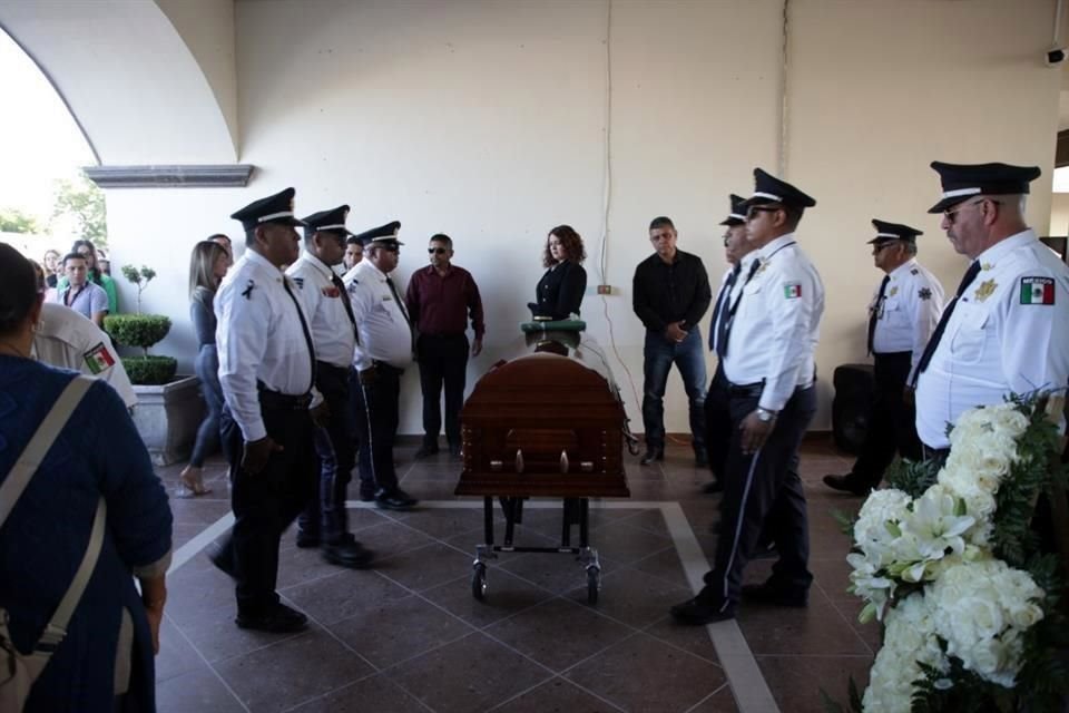 Para dar el último adiós al director de Tránsito de Zuazua, Eduardo Alejandro Galván Cavazos, familiares y representantes del Municipio se reunieron en el Palacio Municipal.