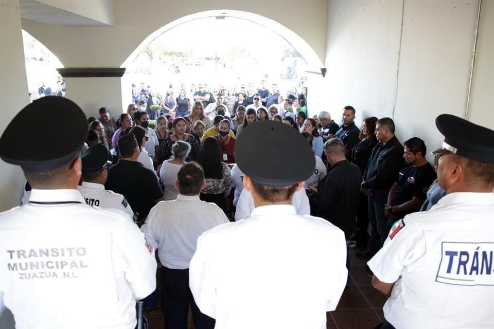 A las 17:30 horas, elementos de Tránsito realizaron una guardia de honor en la Plaza principal, ubicada en la cabecera municipal.