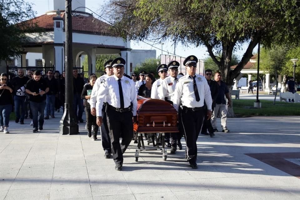 Luego de homenajear a Galván Cavazos con un minuto de aplausos, el féretro fue trasladado a la Iglesia Santa Elena de la Cruz.