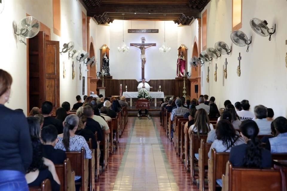 Ahí se llevó acabo una ceremonia religiosa que arrancó cerca de las 18:00 horas.