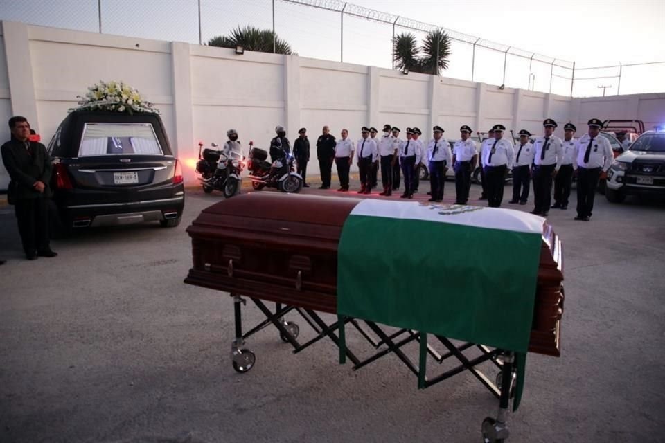 Al concluir la ceremonia religiosa, el cuerpo fue trasladado en una carroza a la Secretaría de Seguridad Pública de Zuazua, ubicada en el cruce de Benito Juárez y Hermanos Gutiérrez Lara.
