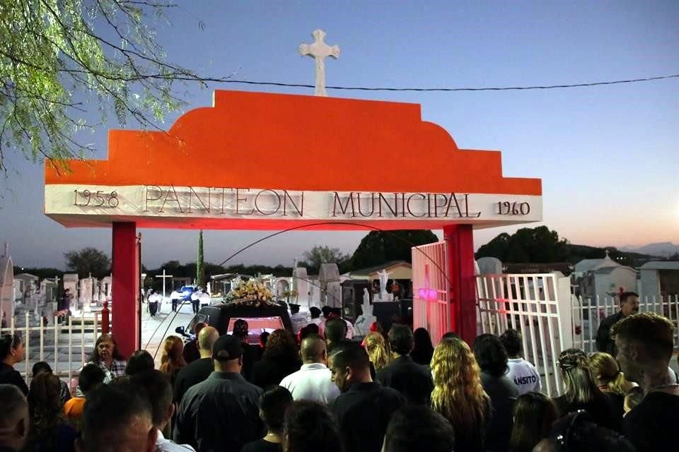 Posteriormente fue sepultado en el Panteón Municipal, ubicado a unos metros de la secretaría, donde mariachis interpretaron diversas canciones.