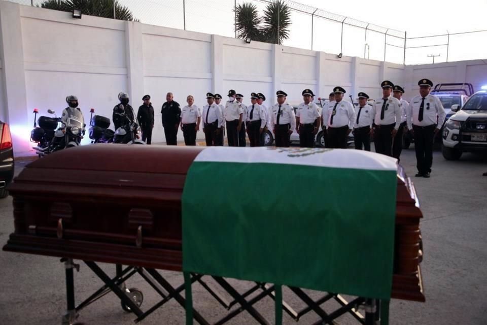 A unos días de cesar a un grupo de oficiales, de los que se tenían sospechas de que estuvieran vinculados al crimen organizado, Galván Cavazos fue acribillado en el Centro del Municipio.