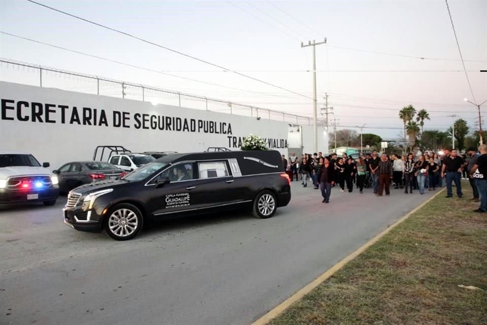 El mando fue interceptado cuando viajaba en un auto con su esposa, y un delincuente le disparó en al menos 15 ocasiones para después escapar. La mujer resultó ilesa.