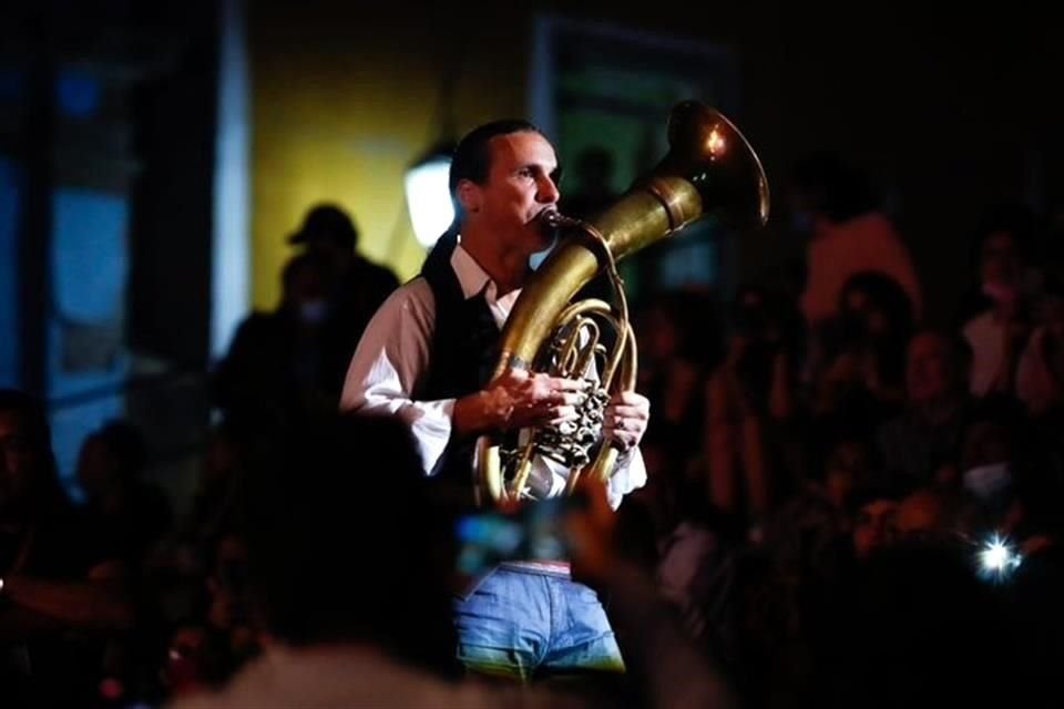 De entre el público reunido en la Alhóndiga, salieron los músicos de la Orquesta para dar pie al concierto.