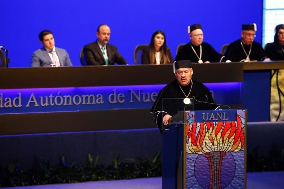 El Rector Santos Guzmán presentó ayer su Primer Informe de Actividades en el Teatro Universitario.