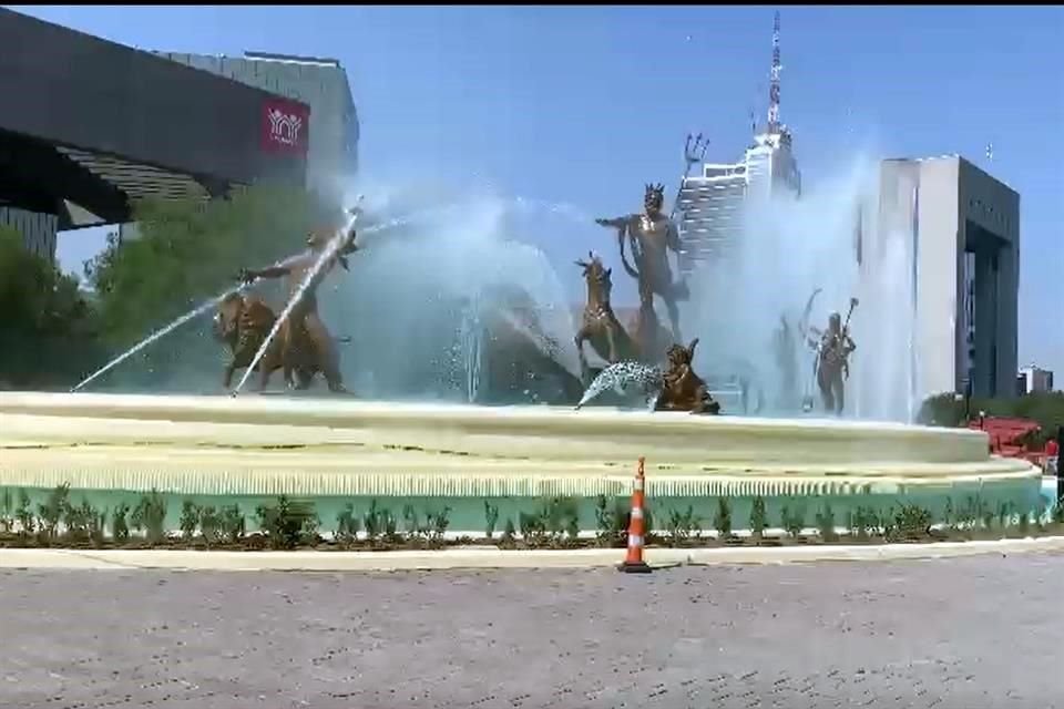 Directivos del Parque Fundidora informaron previamente que el monumento sería llenado con agua del Paseo Santa Lucía como medida para ahorrar y reutilizar el vital líquido.