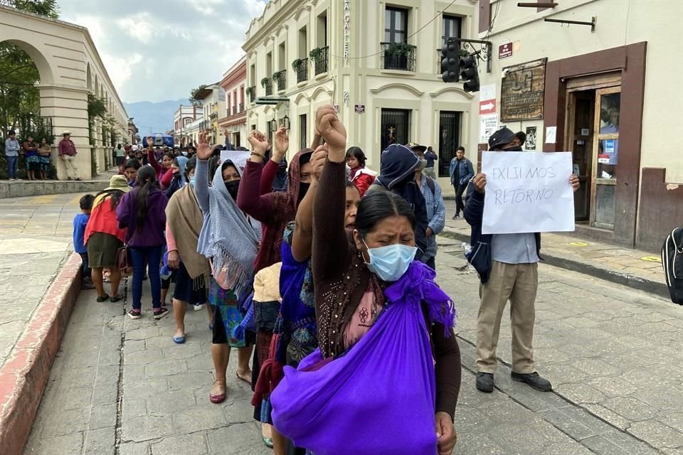 Decenas de menores de edad que marcharon ayer tienen diversos padecimientos que atienden con hierbas del campo.