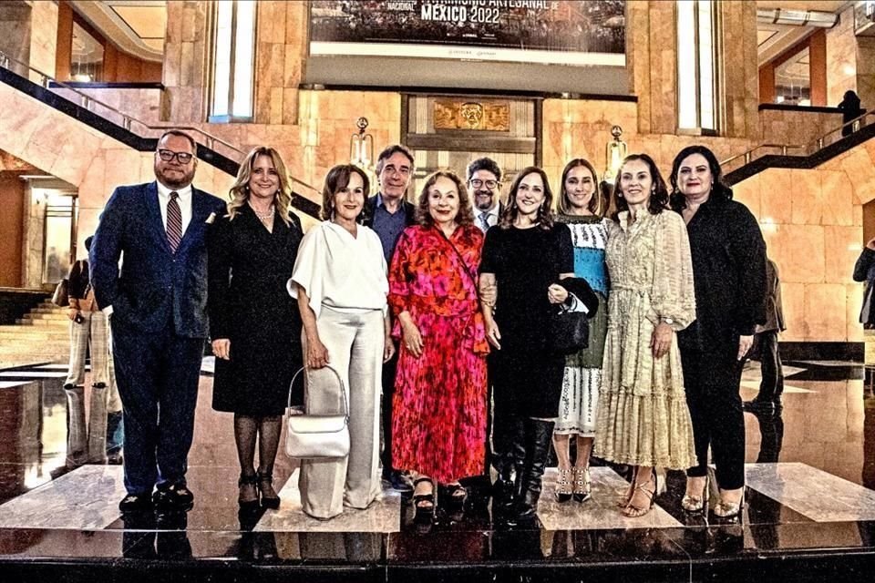 Arnoldo Nerio y Jorge Christen. Abajo: Marilola Suárez de Meyer, Maty Marino de Jasso, Aurora Cantú de Cagnasso, Melissa Segura, Lorenza Herrera de González Ballesteros y Martha García de Barragán