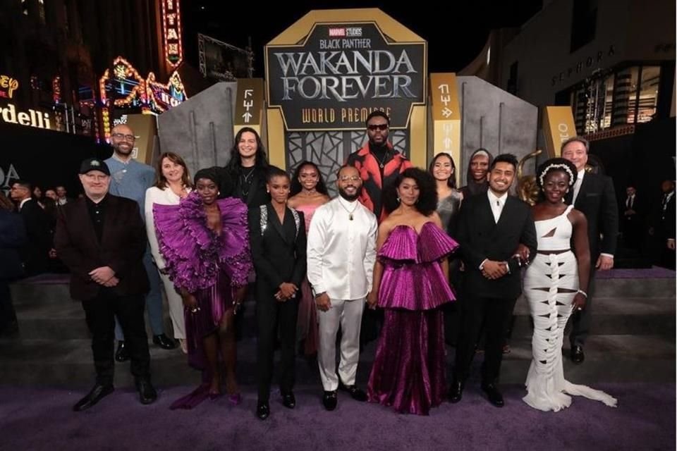 El elenco de 'Pantera Negra' echó de menos a su fallecido protagonista Chadwick Boseman en la premier de la secuela.