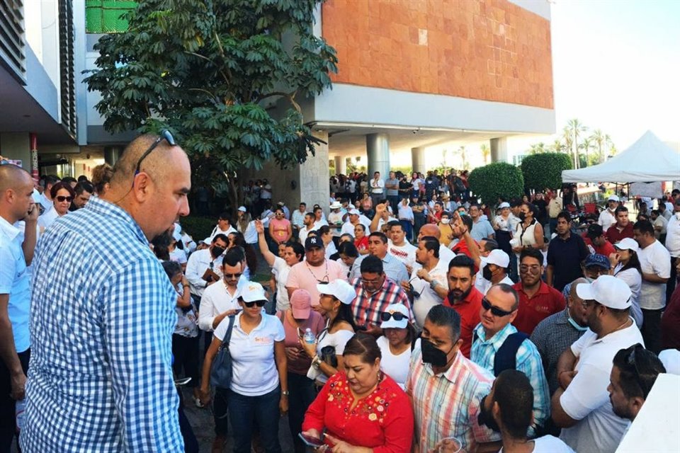 El Presidente López Obrador fue recibido en La Paz, BCS, con protestas de maestros del SNTE que demandaron justicia laboral, basificación y más recursos