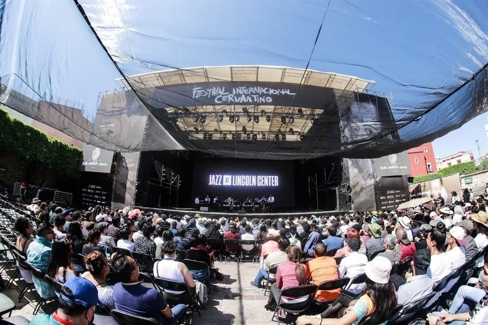 'Hablamos de muchas cosas y esperemos que hayan disfrutado lo que les contamos. Si no, esperamos que por lo menos hayan disfrutado de la música', dijo Marsalis  al público reunido en la Alhóndiga.