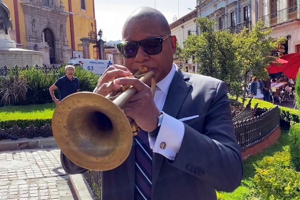 Afable y bromista, Wynton Marsalis, heredero de uno de los clanes de jazz más importantes de EU, accedió a interpretar unas notas para la prensa.