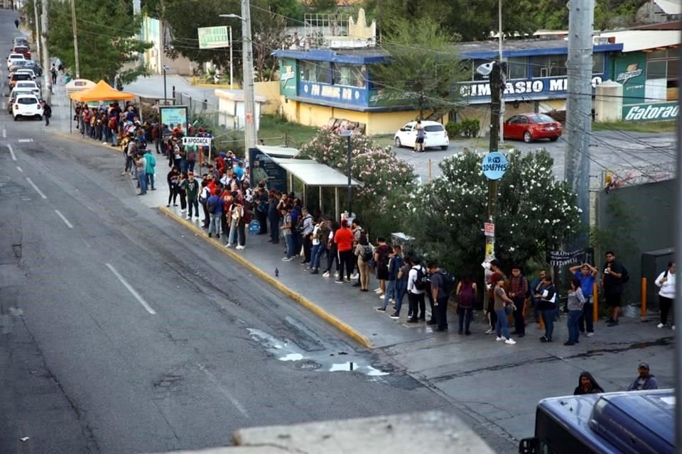 En ese punto, a partir de las 17:30 horas miles de personas hacen megafilas que reflejan como el sistema de transporte público está colapsado y es insuficiente ante la gran demanda de usuarios.