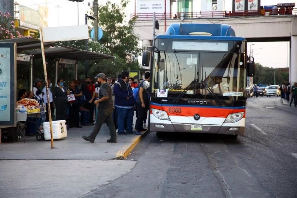 'Te bajas del Metro que está demasiado lleno para tomar un camión que viene peor', lamenta Brenda, quien trabaja en un centro comercial de Sendero y toma la Ruta El Jaral para llegar a El Carmen.