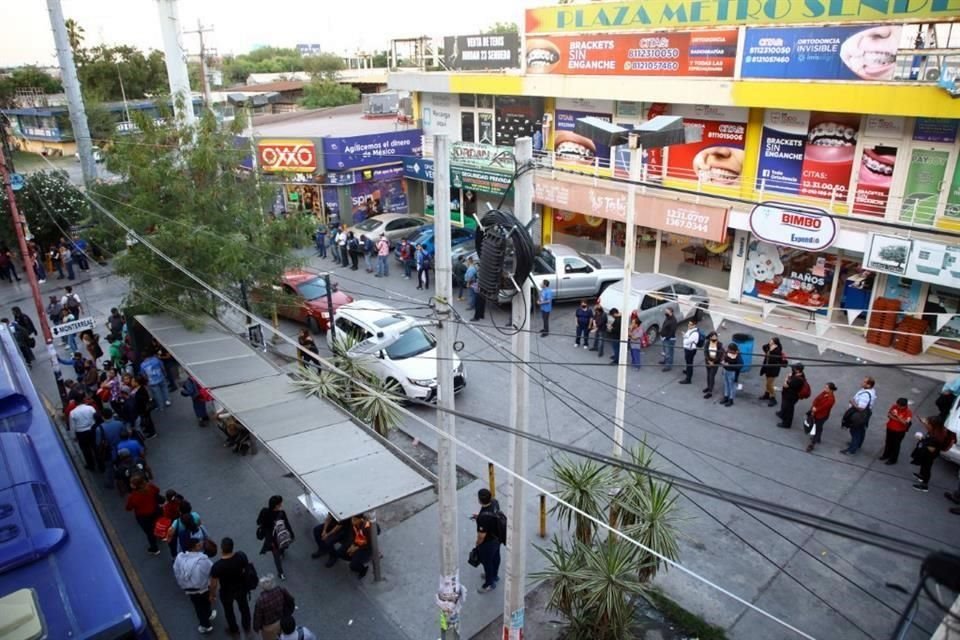 'Si tomo el camión a las seis estoy en la fila hasta una hora, pero a veces prefiero gastar en un taxi para no ir sufriendo en el camión y no llegar tan noche a la casa', dijo.