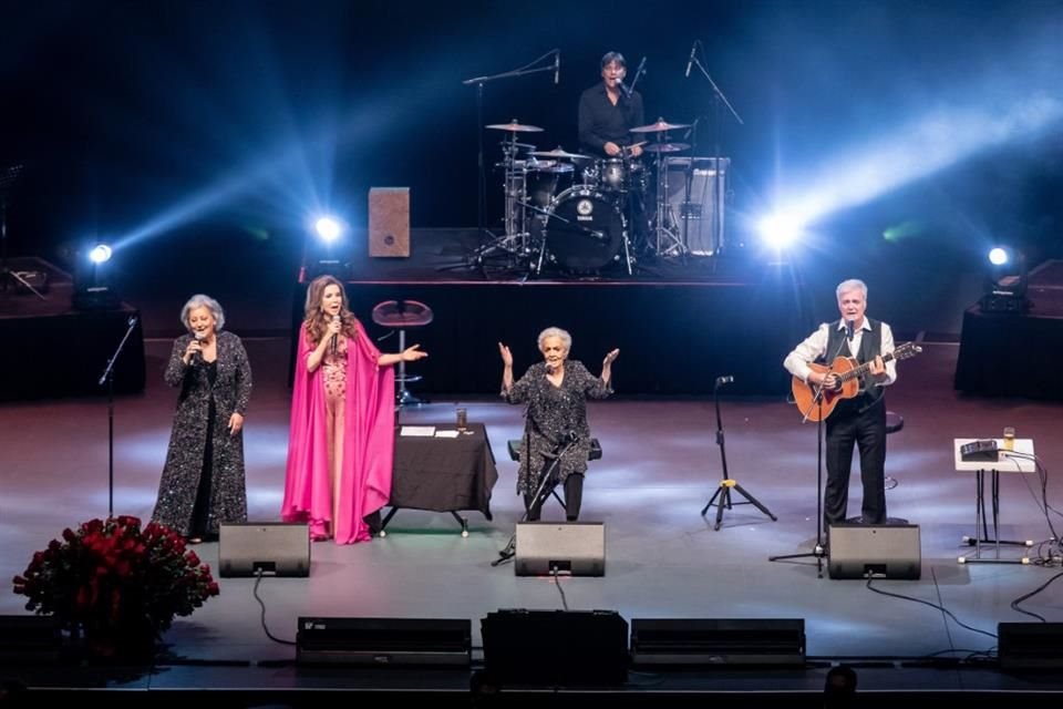 El Consorcio y Guadalupe Pineda atendieron peticiones del público anoche, en el Auditorio Nacional.