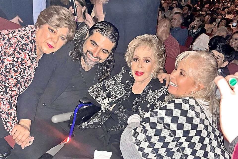 En primera fila, Silvia Pinal agradeció a los artistas las dedicatorias.