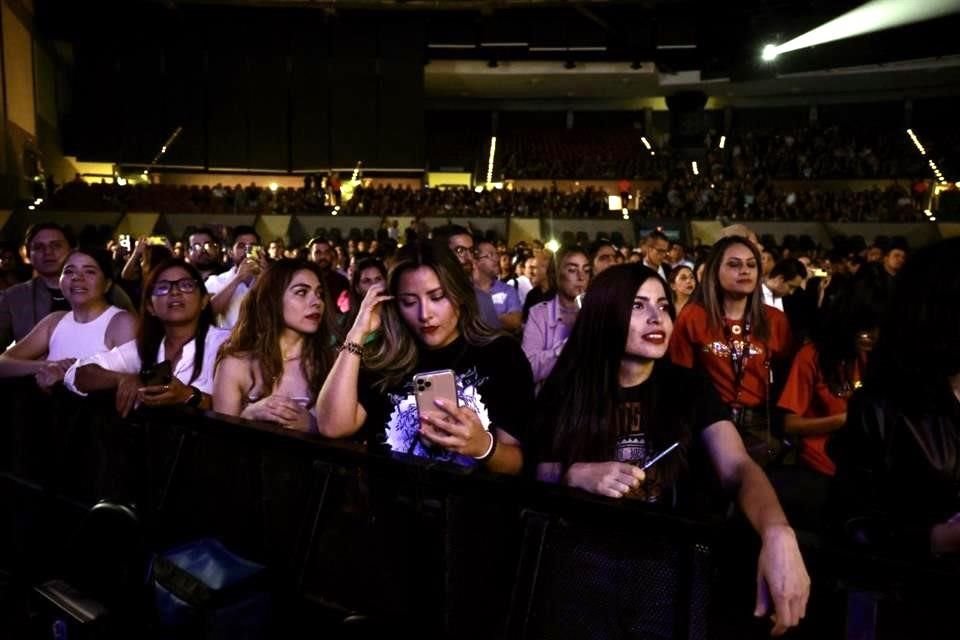 En conspiración con sus cinco músicos, el colombiano se presentó en el Auditorio Citibanamex ante 4 mil 500 fans gozosos de escucharlo y disfrutarlo.