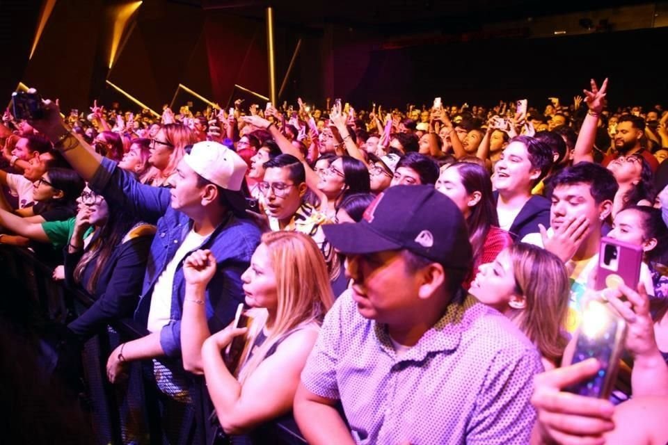 La emoción no sólo se apoderó de los 2 mil 900 fans congregados en el recinto, a Guaynaa se le notaba la felicidad por lo generado en este concierto.