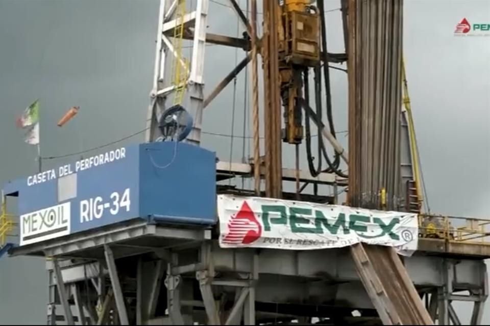 Pemex reportó un subejercicio de 75 mil 84 millones de pesos por menores erogaciones en inversión física y en servicios personales y generales. 