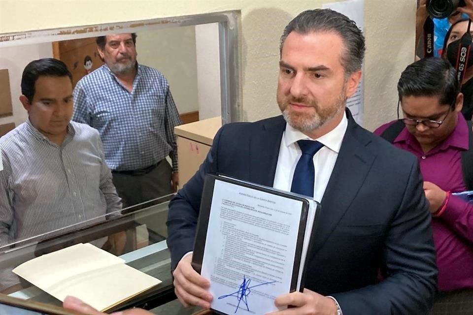 Adrián de la Garza, ex Procurador de Justicia y ex Alcalde de Monterrey, acudió a registrarse como aspirante a ocupar la Fiscalía General del Estado en la Oficialía de Partes del Congreso.