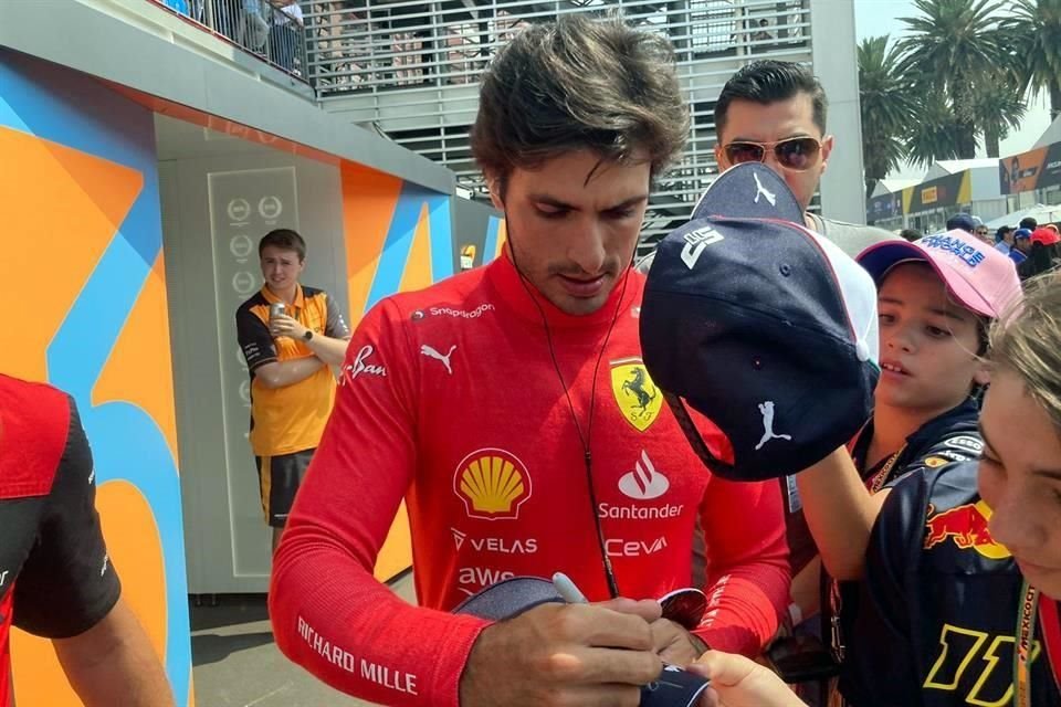 Carlos Sainz Jr. atendió a los fans tras la P1.