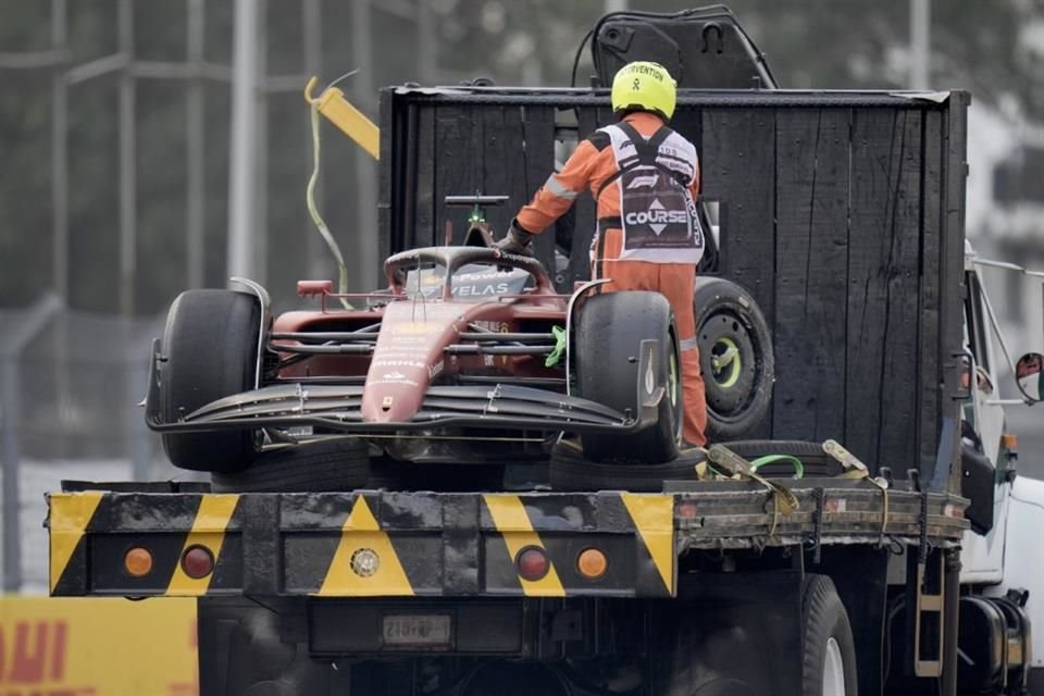 Mucho trabajo para los mecánicos de Ferrari.