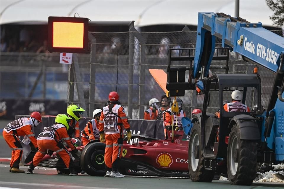 Así fue retirado el auto del joven piloto de Ferrari.