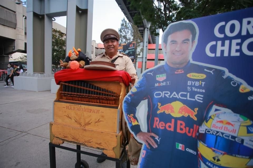 Este organillero cambio de sede para estar vibrando con todo el ambiente de la F1.