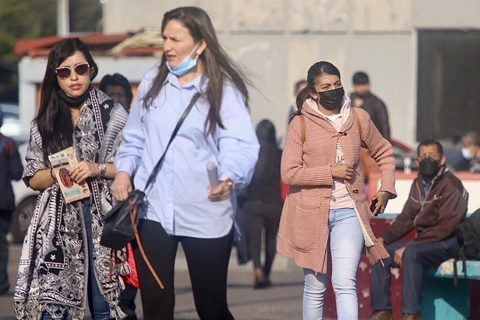 'El uso del cubrebocas debe ser casi permanente, ya sea en interiores para evitar la dispersión del virus, como en exteriores para mantener nuestras vías respiratorias a buena temperatura', dijo experto.