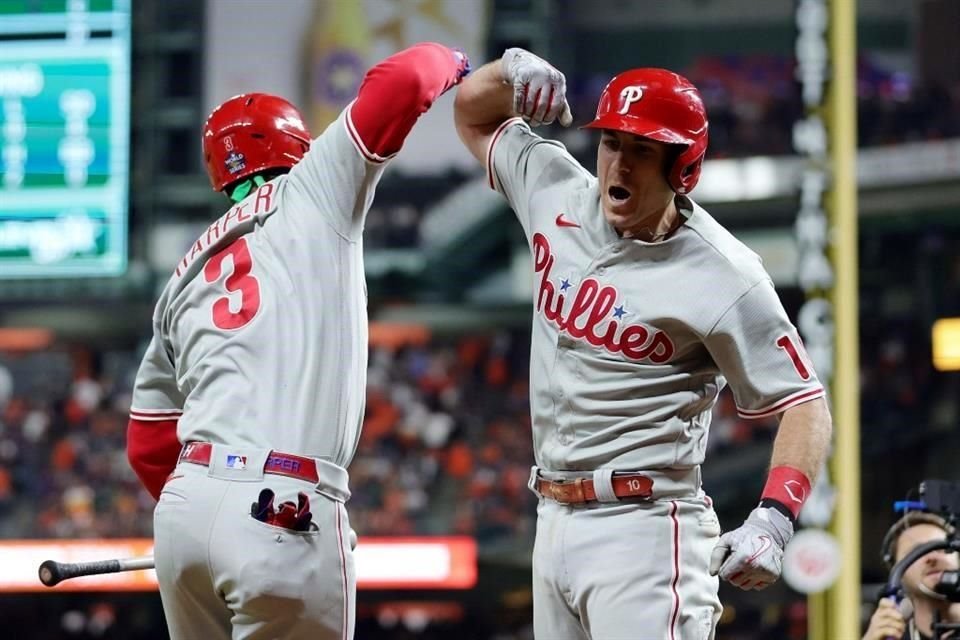 Bryce Harper felicita a J.T. Realmuto, quien pegó el jonrón del triunfo en la décima entrada.