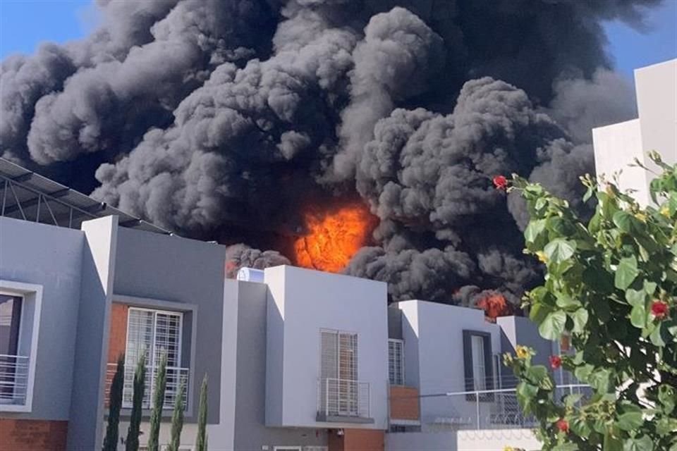 Un fuerte incendio se propaga en una fábrica ubicada en la Colonia Valle de la Misericordia, en Tlaquepaque.