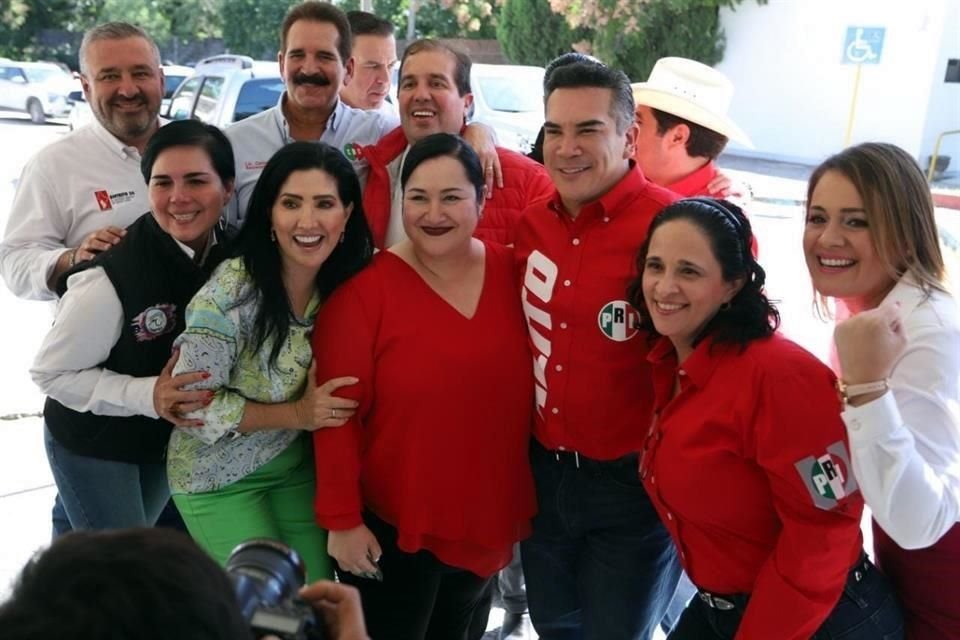 Diputados locales, federales, alcaldes y militantes recibieron al líder tricolor.