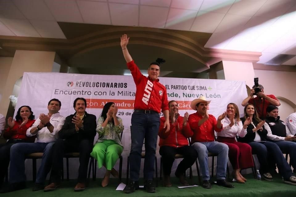 Diputados locales, federales, alcaldes y militantes recibieron al líder tricolor.