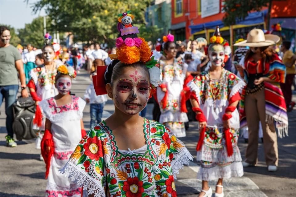 Distribuidos en distintos contingentes infantes y personas adultas, hicieron demostraciones de danza y música.