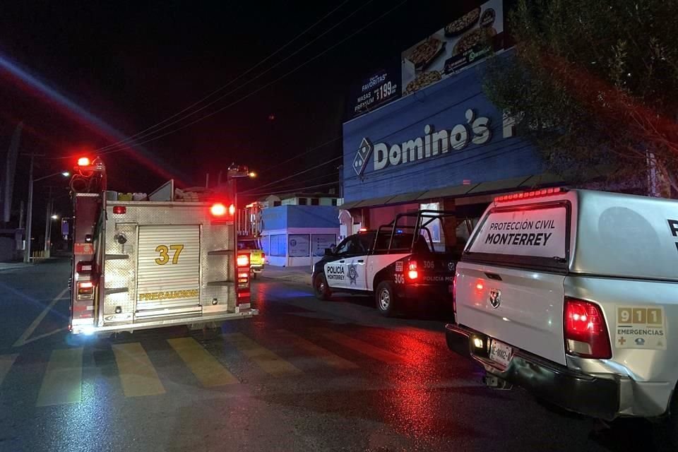 El siniestro fue reportado alrededor de las 3:00 horas, en el cruce de las Avenidas Moisés Sáenz y Paseo de los Leones, en la Colonia Mitras Norte.