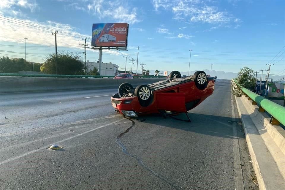 El percance fue reportado a los cuerpos de auxilio cerca de las 8:20 horas, sobre la joroba ubicada en la Carretera a Laredo y Avenida Sendero.