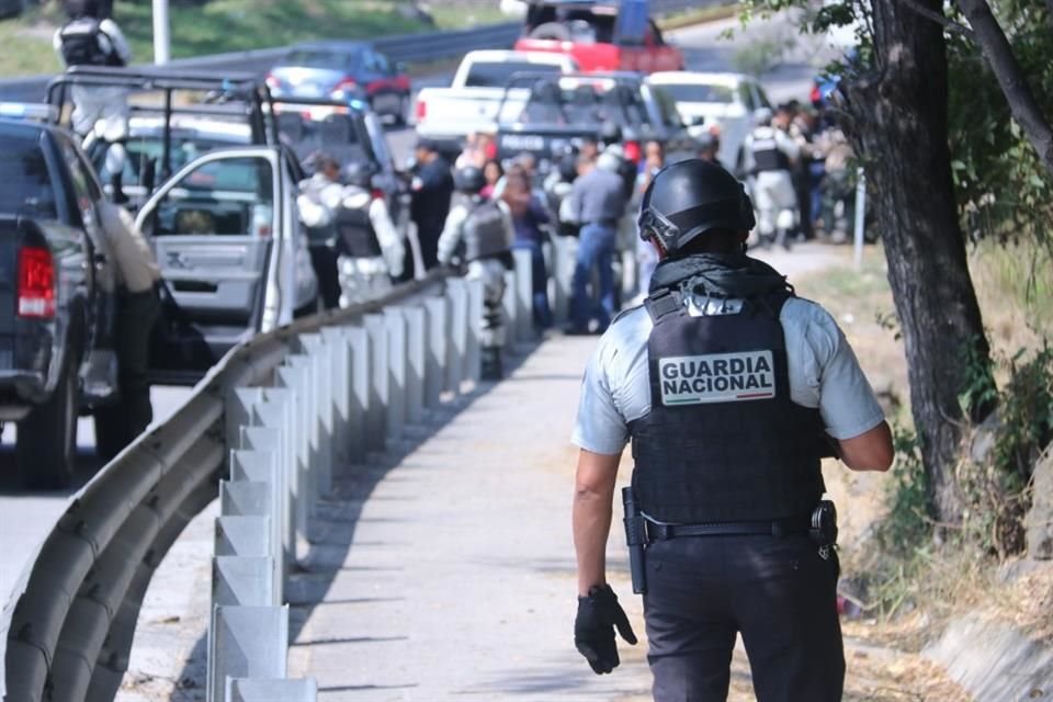 Tirado sobre la maleza en un camino de la Barranca de Oblatos y a unos metros de la Academia de la Comisaría de Guadalajara fue localizado el cadáver de un hombre.