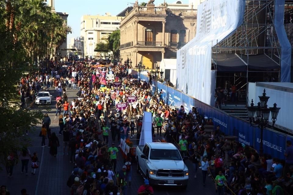 Las calles del Centro de Monterrey rinden honor a la muerte con cientos de catrinas bailando música folclórica.