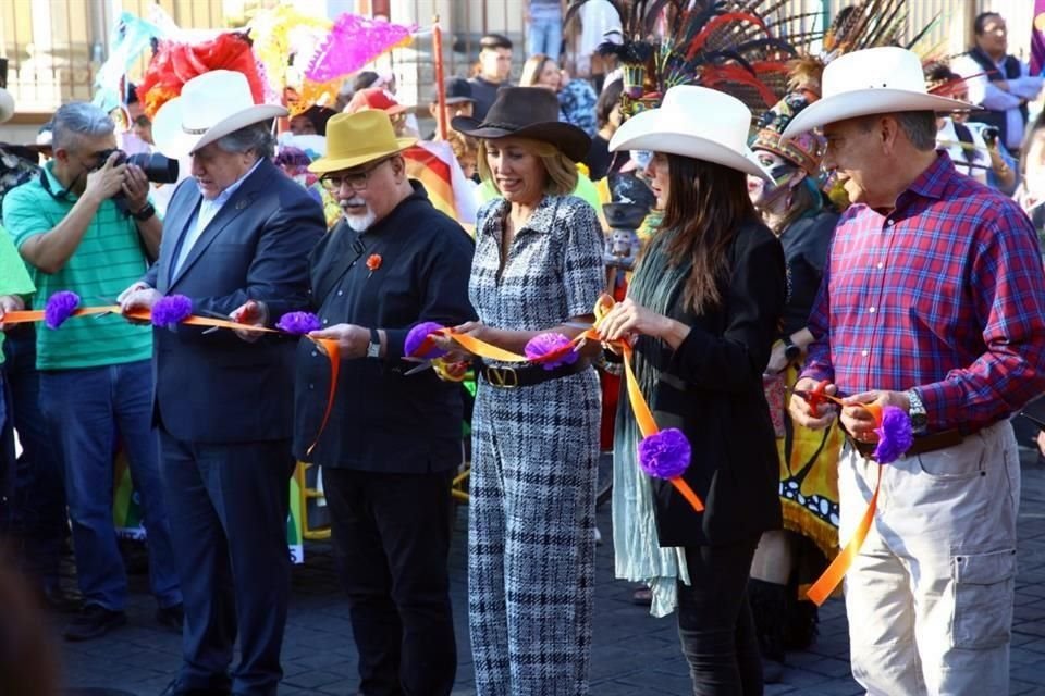 En punto de las 16:00 horas de este domingo arrancó el desfile del Festival de las Calaveras 'Regios hasta los tuétanos'.