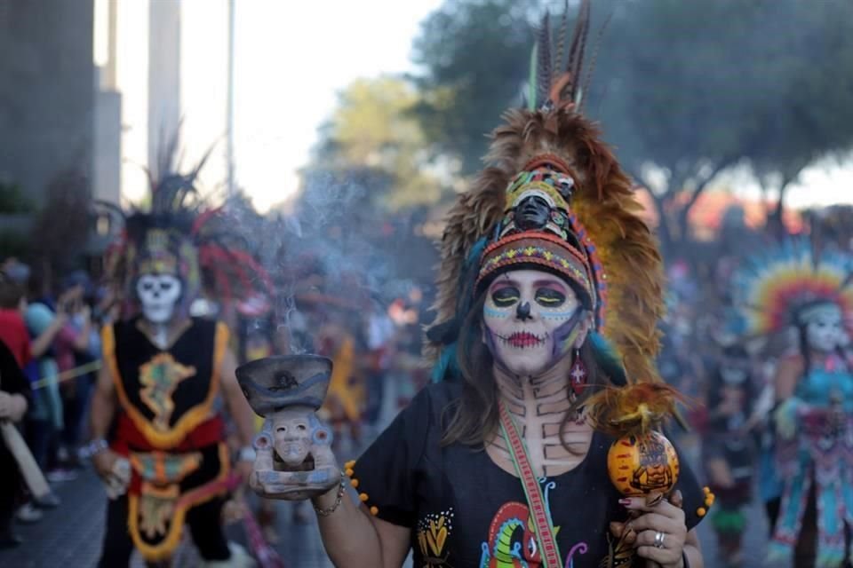 El olor a copal se hace presente en la procesión con grupos de bailarines de danzas prehispánicas.